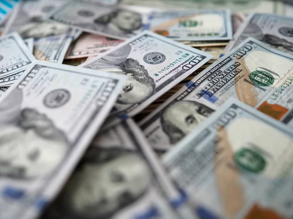 Enorme quantità di dollari americani sdraiati a tavola — Foto Stock
