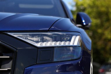 Farlar ve açık şehir park pahalı çağdaş araç tampon