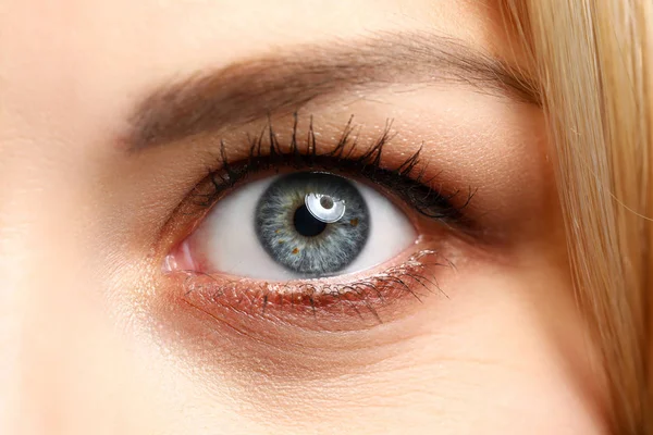 Vista de cerca de ojo izquierdo femenino bastante increíble — Foto de Stock