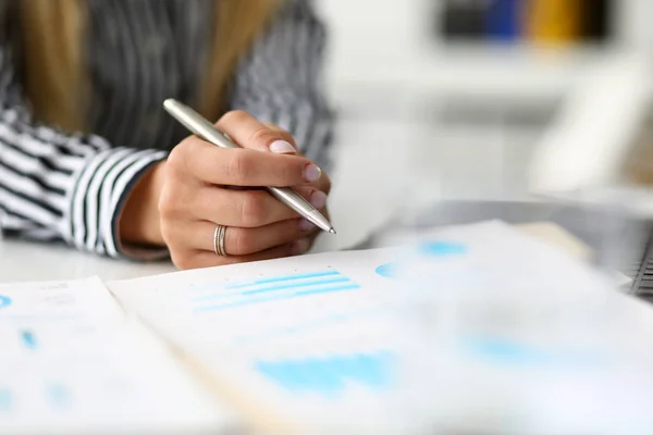 Händerna på kvinnan på Worktable undersöka marknaden Graphic — Stockfoto