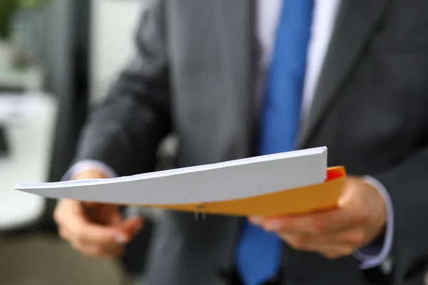 Sachbearbeiter Hand in Hand in Anzug und Krawatte mit gelbem Umschlag mit wichtigen Papieren — Stockfoto