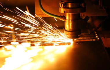 Otomatik lazer cihazı çelik keserken parlak alevler ve ışıltılar