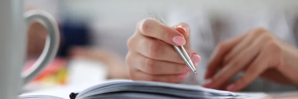 Dopisnice ženského vedení držící stříbrné pero v rukou — Stock fotografie