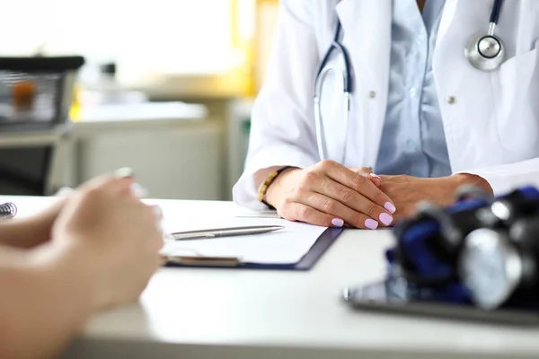 Therapeutist i kliniken får sjuka besökare diskuterar hälsa klagomål — Stockfoto
