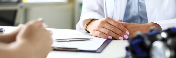 Therapeutist in clinic receiving sick visitor discussing health complaints — Stock Photo, Image