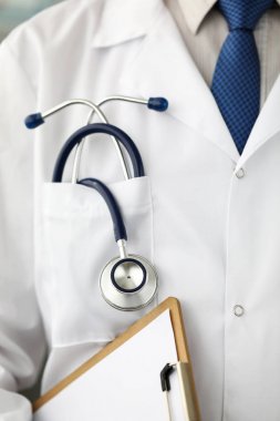 İçinde yatan stetoskop ile erkek GP Cep