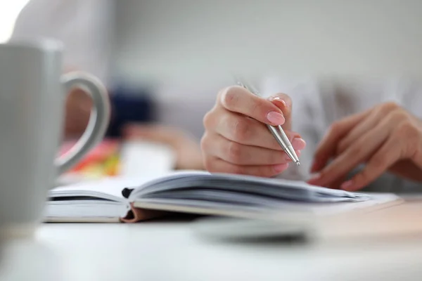 Arm einer weiblichen Führungskraft mit silbernem Stift — Stockfoto