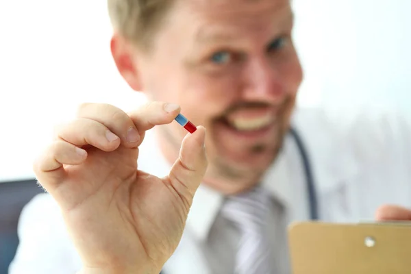 GP holding in arm little pill offering it to patient — Stock Photo, Image