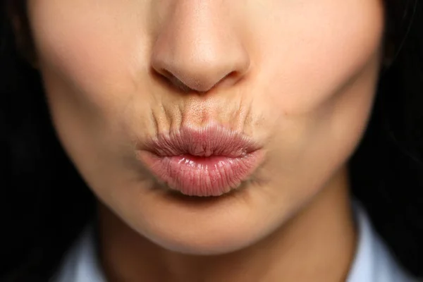 Mulher madura atraente fazendo gesto de beijo — Fotografia de Stock
