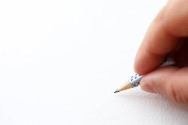 Erkek el tutan basit kalem kütük