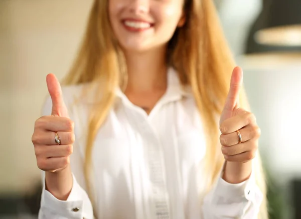Lyckad leende kvinnlig kontorist godkänna något — Stockfoto