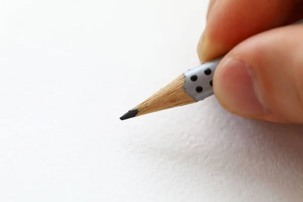 Männliche Hand hält grauen einfachen Bleistift — Stockfoto