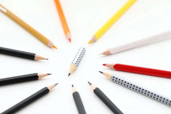 Petite souche de crayon régulière entourée de compagnons de pleine longueur sur fond blanc — Photo