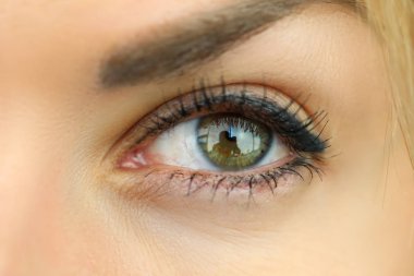 İnanılmaz zümrüt geniş kontakt lens ile sol göz açıldı