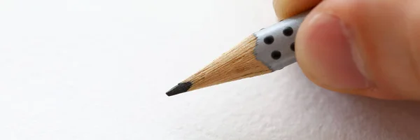 Männliche Hand hält grauen einfachen Bleistift — Stockfoto