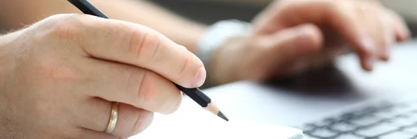 Männliche Hand schreibt etwas mit normalem Bleistift — Stockfoto