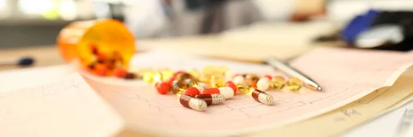 Stos lekarstw leżący przy stole roboczym Gp — Zdjęcie stockowe