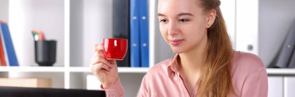 Donna sorridente che tiene la tazza — Foto Stock