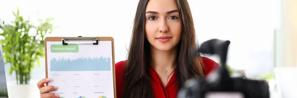 Negócios senhora gravação de vídeo — Fotografia de Stock