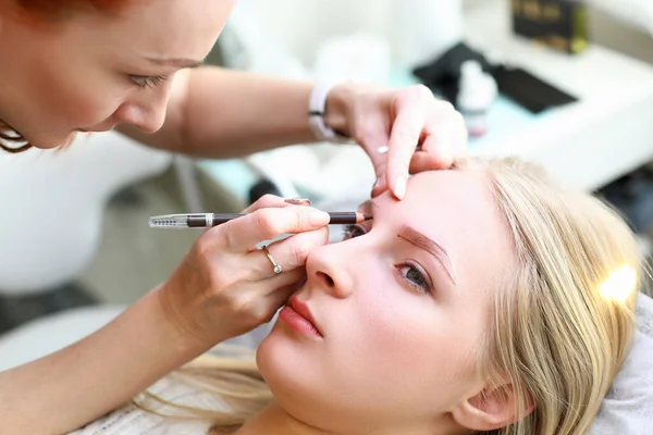 Vrouw die permanente make-up maakt — Stockfoto