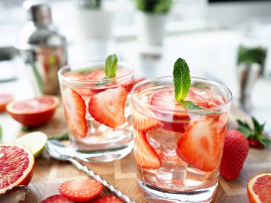 Alkollü bardaklar masada duruyor.