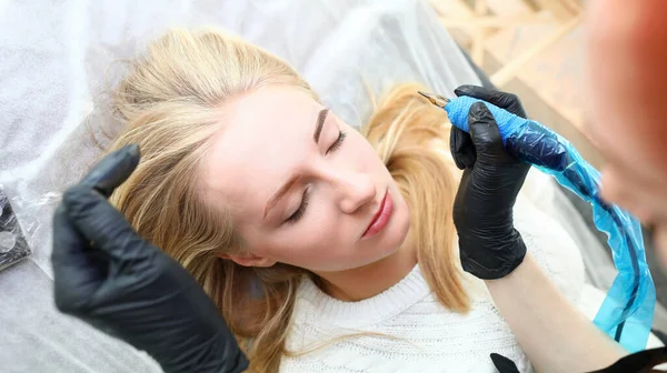 Vrouw op afspraak voor cosmetoloog — Stockfoto