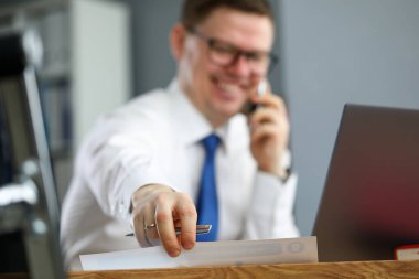 Erkek müşteri ile müzakere