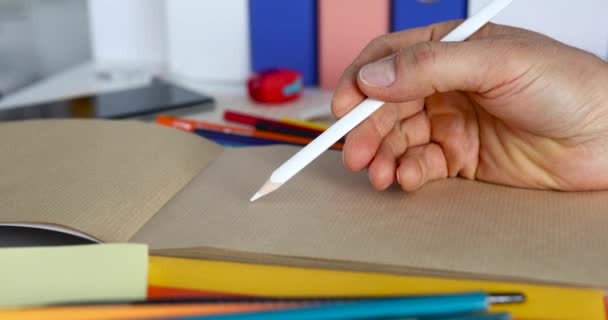 Main masculine tenant à la main crayon blanc 