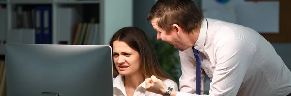 De man op kantoor is boos en schreeuwt tegen de vrouw. — Stockfoto