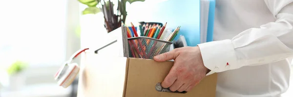 Hombre despedido llevando caja con pertenencias personales — Foto de Stock