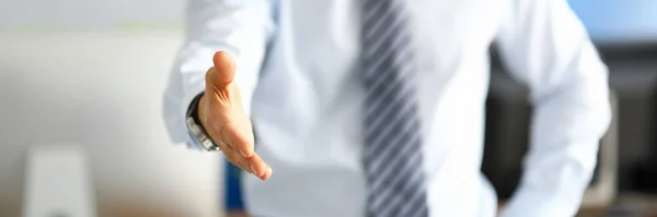 Witte boorden werknemer tonen zijn respect door het aanbieden van handdruk — Stockfoto