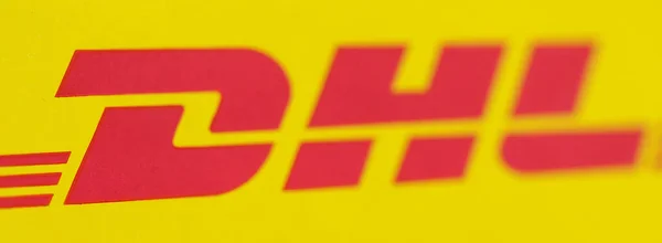 黄色信封纸盒上红色DHL标志 — 图库照片