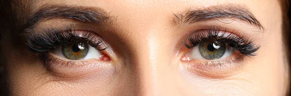 Pair of beautiful female green colored eyes with eyelashes extensions — Stock Photo, Image