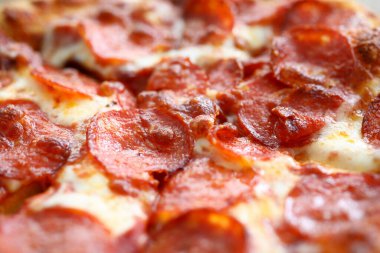 Fırında taze pizza, kabuklu peynir ve yemeye hazır sıcak biberli pizza.