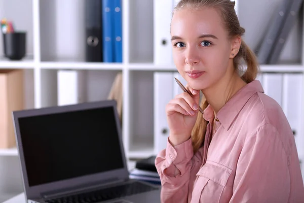 Jonge kantoormedewerker zit aan bureau voor laptop — Stockfoto
