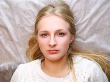 Kaş bakımı bekleyen kız kalıcı prosedür