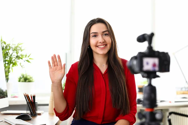 Menina sentada na câmera frontal sorri tira blog — Fotografia de Stock