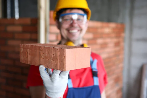 Joyful masculino vestindo capacete amarelo — Fotografia de Stock