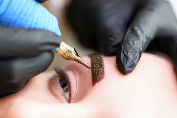 Beauty masters hands do permanent eyebrow makeup