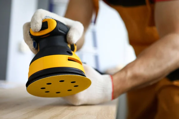 Tukang kayu bekerja dengan pohon dengan mesin sander — Stok Foto