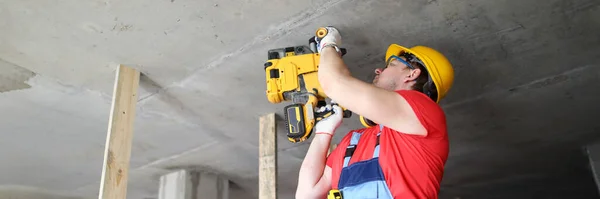 Trabalhos do construtor com equipamento especial no teto — Fotografia de Stock