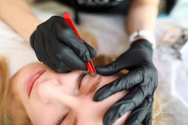 Makyaj sanatçısı eldivenlerle çalışıyor.