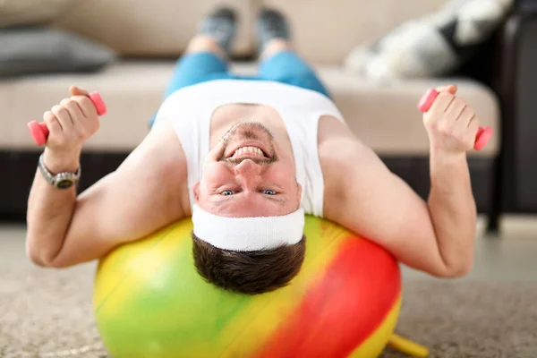 L'uomo a casa durante la quarantena va a fare sport — Foto Stock