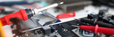 Elektronik bir cihaza yaklaşırken tamir araçları