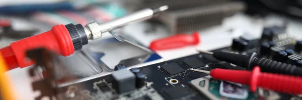 Close up on an electronic device are repair tools — Stock Photo, Image