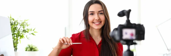 Geschäftsfrau posiert mit Stift im Büro für Kamera — Stockfoto