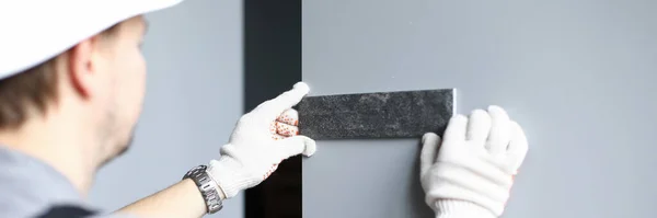 Costruttore seleziona una piastrella per la riparazione in un appartamento — Foto Stock