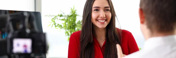 Mulher em entrevista com candidato, videorecord — Fotografia de Stock