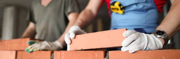 Briqueteurs st chantier de construction pose de briques — Photo