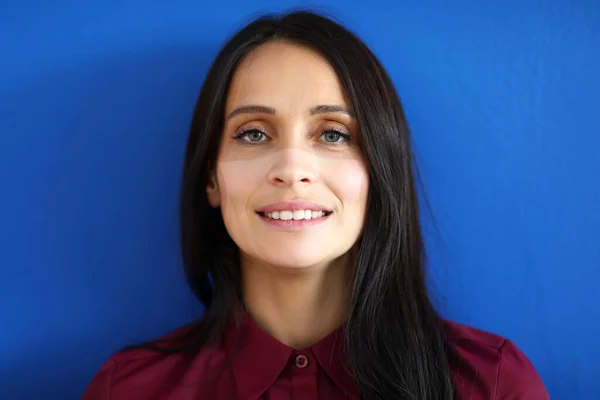 Hermosa mujer sonriente con sol visible bronceado con forma de máscara protectora — Foto de Stock